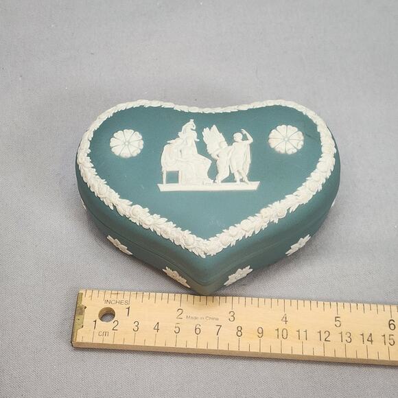 Wedgwood Jasperware Heart-Shaped Trinket Box with Lid in Sage Green - Vintage - Picture 6 of 7